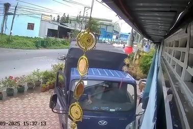Tránh xe máy chạy ẩu, xe tải đâm vào nhà ven đường