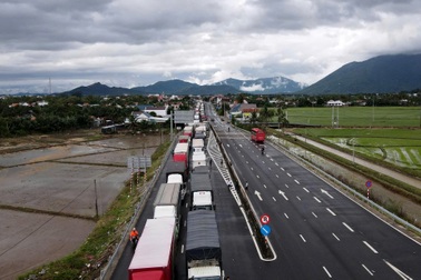 Giải tỏa 30km đường ùn tắc trên quốc lộ 1
