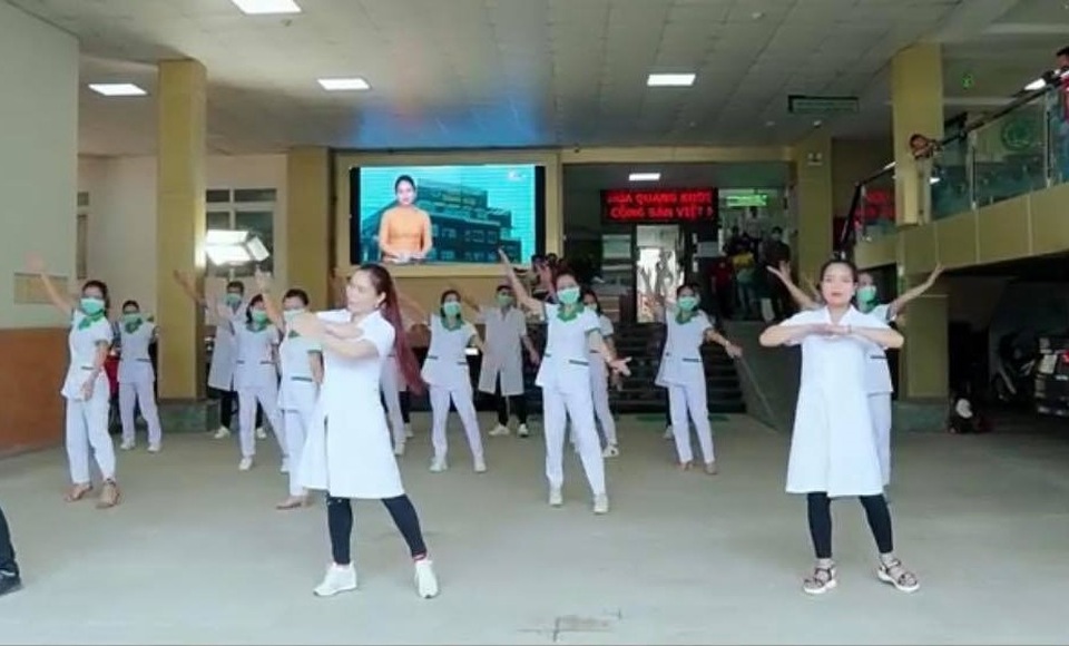 Ấn tượng với video “Việt Nam ơi, đánh bay Corona” của bác sĩ xứ Nghệ - 2 Ấn tượng với video “Việt Nam ơi, đánh bay Corona” của bác sĩ xứ Nghệ - 2