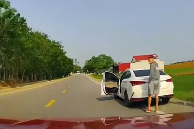Tài xế chửi và đuổi theo đe dọa khi bị nhắc nhở mở cửa xe mất an toàn