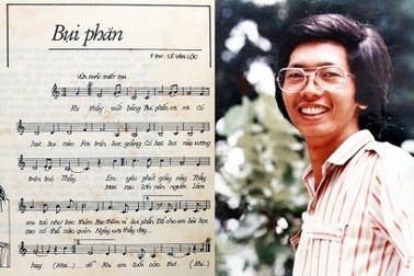 Bụi phấn vẫn rơi trên tóc thầy