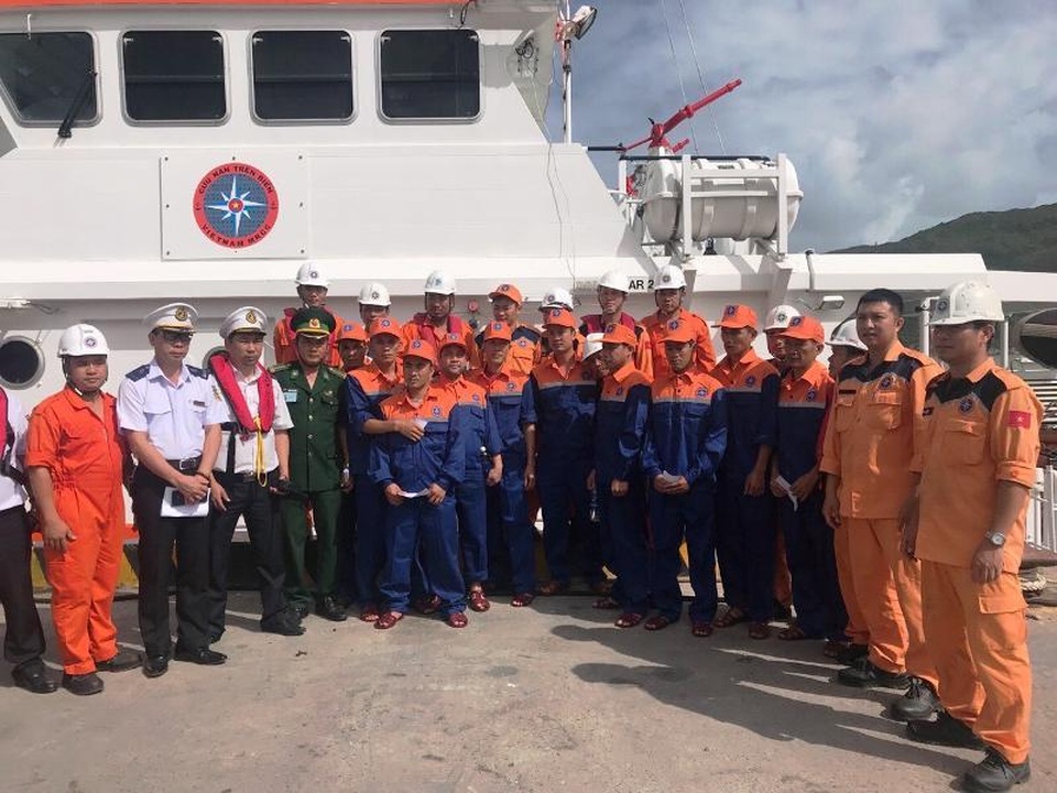 Cứu 10 thuyền viên trên tàu hàng bị chìm đột ngột giữa biển - 1 Cứu 10 thuyền viên trên tàu hàng bị chìm đột ngột giữa biển - 1