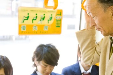 Tại sao người Nhật không nhường ghế cho người già trên tàu điện ngầm?