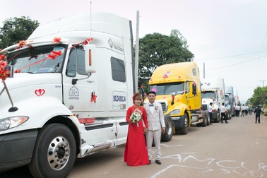 Chú rể Đồng Nai mang 6 container đi đón dâu khiến nhà gái bất ngờ