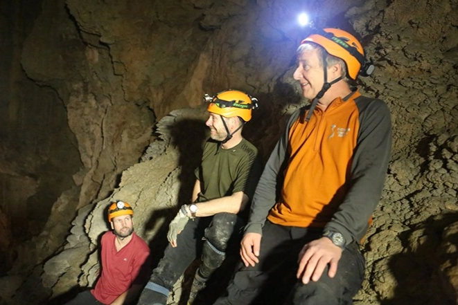 Nhóm người giẫm đạp lên thạch nhũ trong hang động: Chuyên gia nói gì? - 3