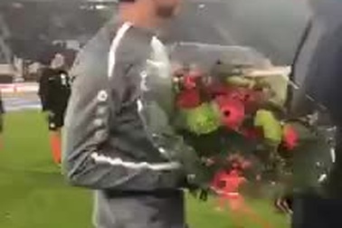 Khoảnh khắc cầu thủ Đoàn Văn Hậu được câu lạc bộ SC Heerenveen vinh danh khiến nhiều người tự hào