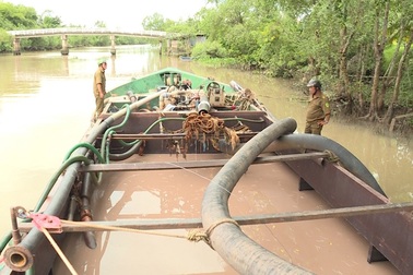 Công an nổ súng truy bắt “cát tặc” trong đêm mưa