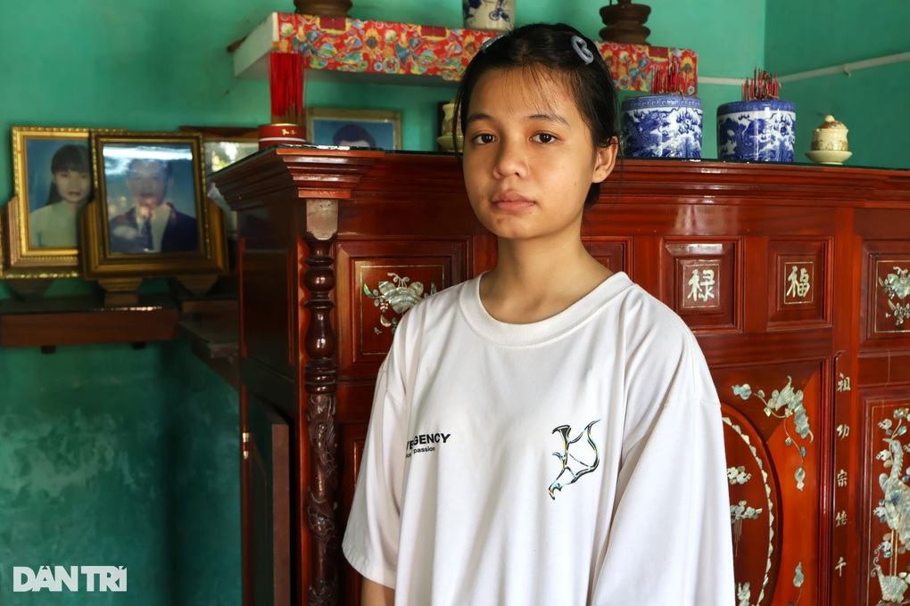 Nữ sinh bật khóc cầm giấy khen đứng khoe trước di ảnh cha mẹ - 3 Nữ sinh bật khóc cầm giấy khen đứng khoe trước di ảnh cha mẹ - 3