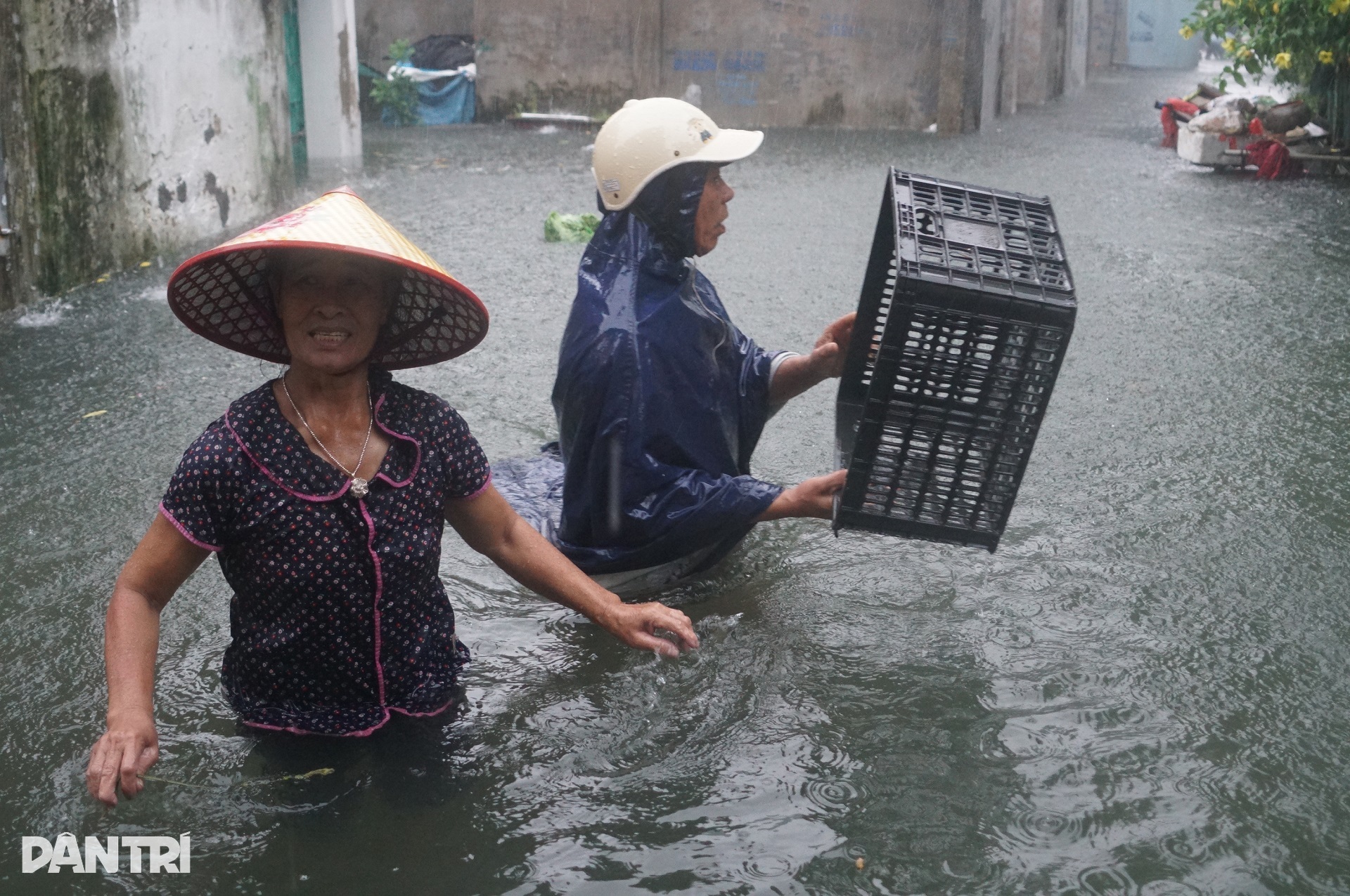 Nước dâng cao ngang người, dân cuống cuồng cứu tài sản - 6 Nước dâng cao ngang người, dân cuống cuồng cứu tài sản - 6