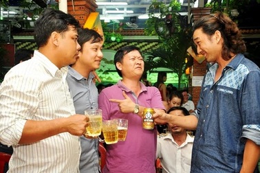 Đàn ông Việt Nam uống bia vì lý do gì?