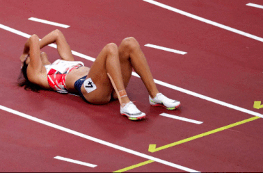 Từ chối ngồi xe lăn, vận động viên chấn thương vẫn cố chạy về đích