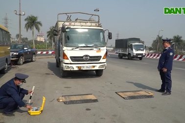 Hàng loạt xe "quá tải" bị xử lý khi lưu thông trên cầu Thăng Long