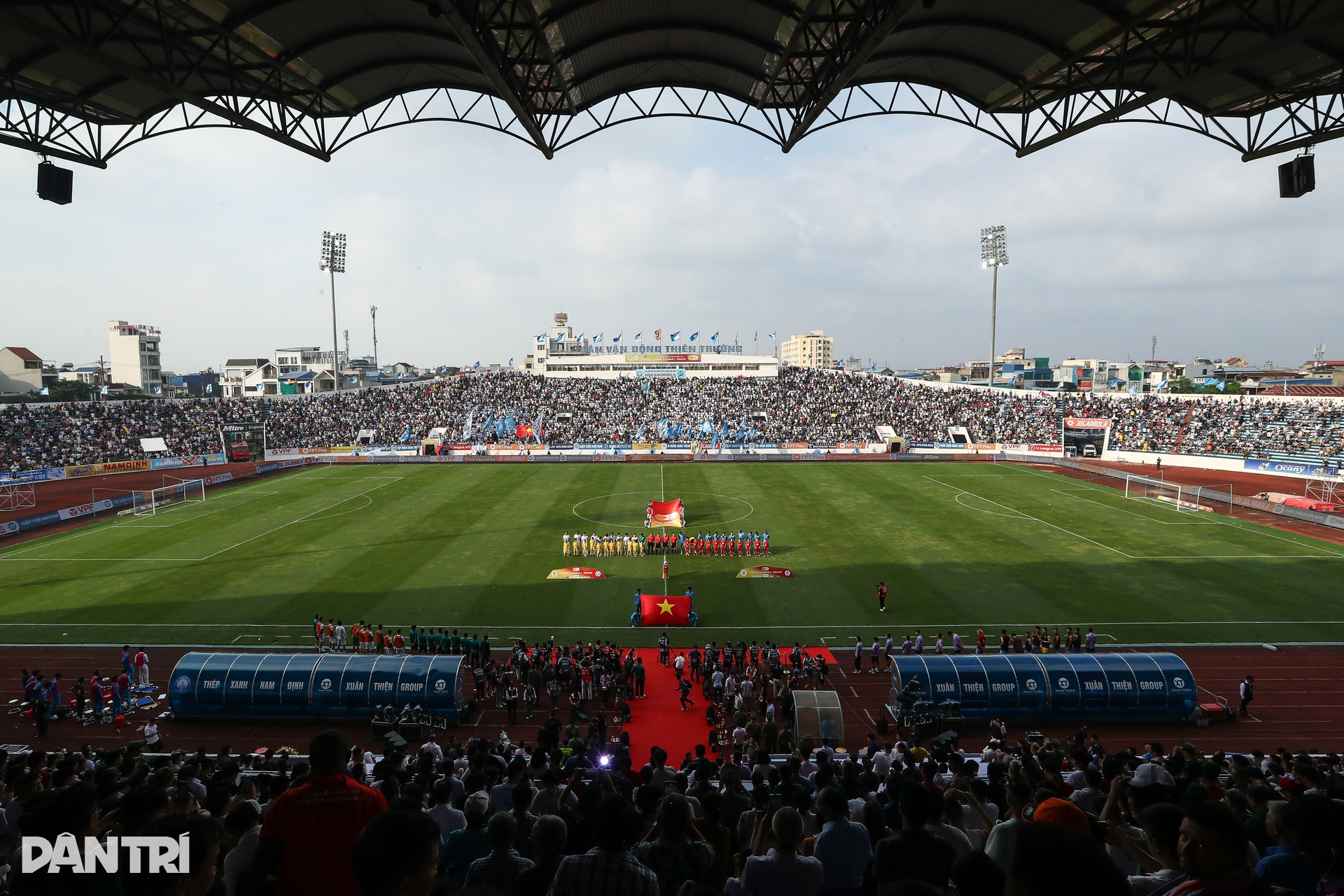 Cảm xúc vỡ oà của Xuân Son và cầu thủ Nam Định sau chức vô địch V-League - 1 Cảm xúc vỡ oà của Xuân Son và cầu thủ Nam Định sau chức vô địch V-League - 1