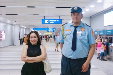 Chàng bảo vệ cao 2m tại ga tàu điện Bến Thành bất ngờ nổi tiếng