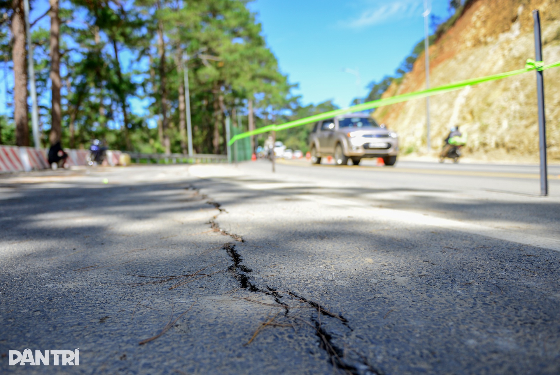 Đèo Prenn ở Đà Lạt xuất hiện thêm vết nứt xé toạc mặt đường - 6