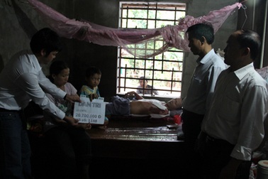 Hơn 20 triệu đồng đến với người cha mất tay trái, cụt chân phải