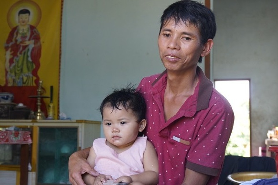 Tài xế gặp bé 2 tuổi lang thang lúc 1h sáng: Tôi sợ bị hiểu lầm bắt cóc - 3 Tài xế gặp bé 2 tuổi lang thang lúc 1h sáng: Tôi sợ bị hiểu lầm bắt cóc - 3