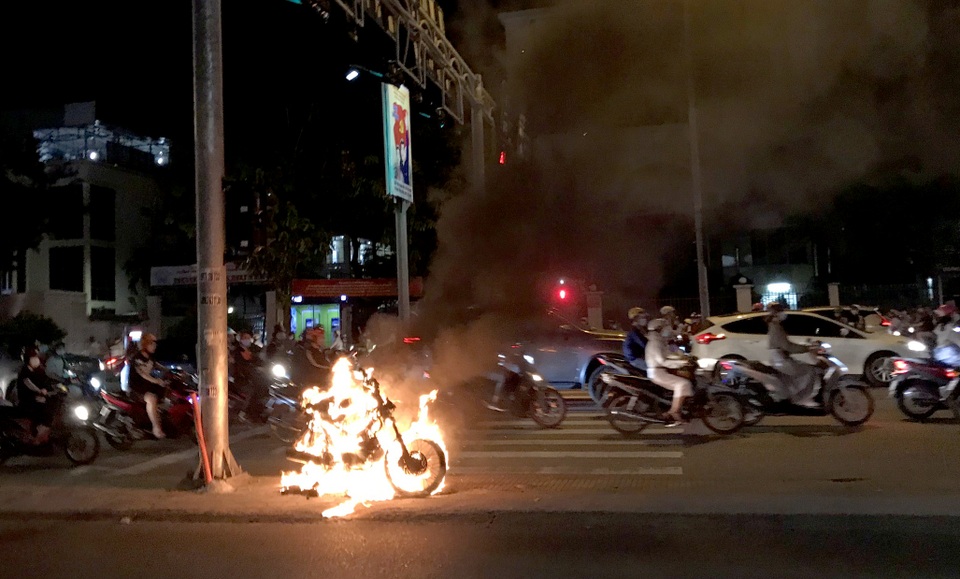 Hốt hoảng nhảy khỏi chiếc xe máy bốc cháy ngùn ngụt - 2