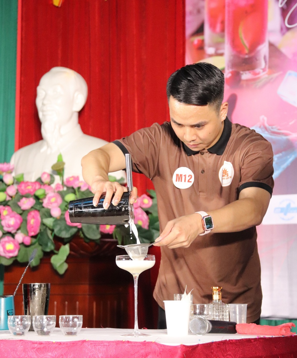 Bartender thể hiện kỹ năng nghề, vừa nhảy múa vừa pha chế - 5 Bartender thể hiện kỹ năng nghề, vừa nhảy múa vừa pha chế - 5