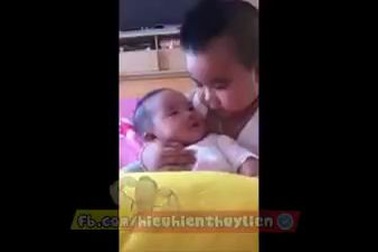 Bé Panda cưng nựng em gái