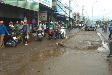 Hãi hùng lời kể vụ xe khách tông vào nhóm người họp chợ