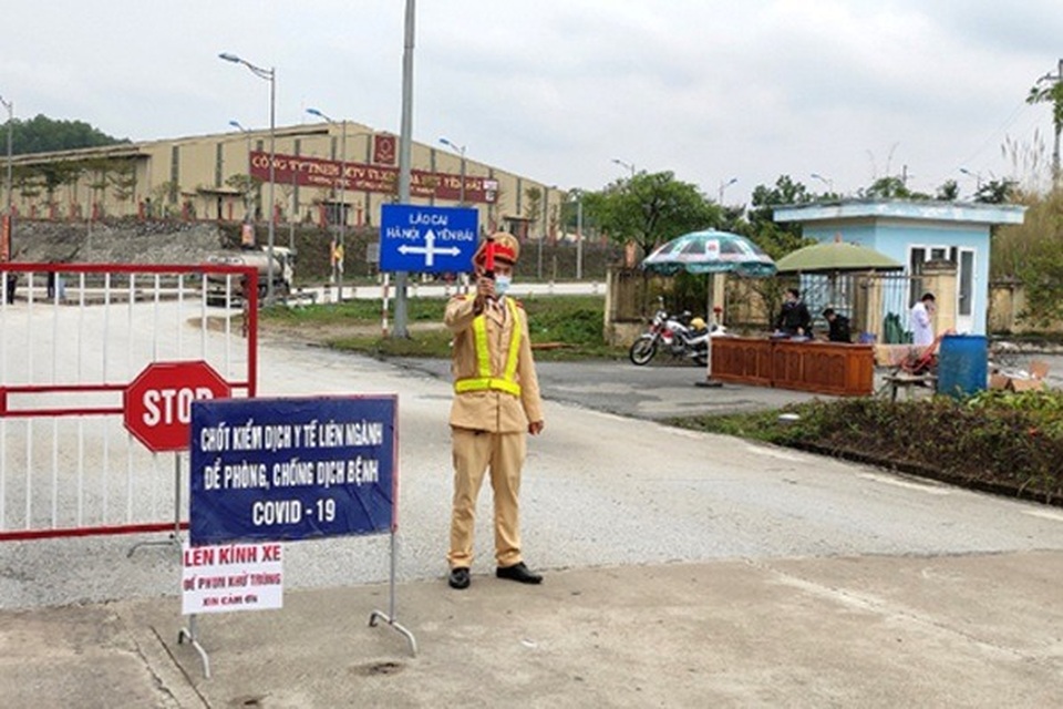 Các tỉnh ráo riết lập chốt kiểm tra, giám sát người đến từ vùng dịch - 2 Các tỉnh ráo riết lập chốt kiểm tra, giám sát người đến từ vùng dịch - 2