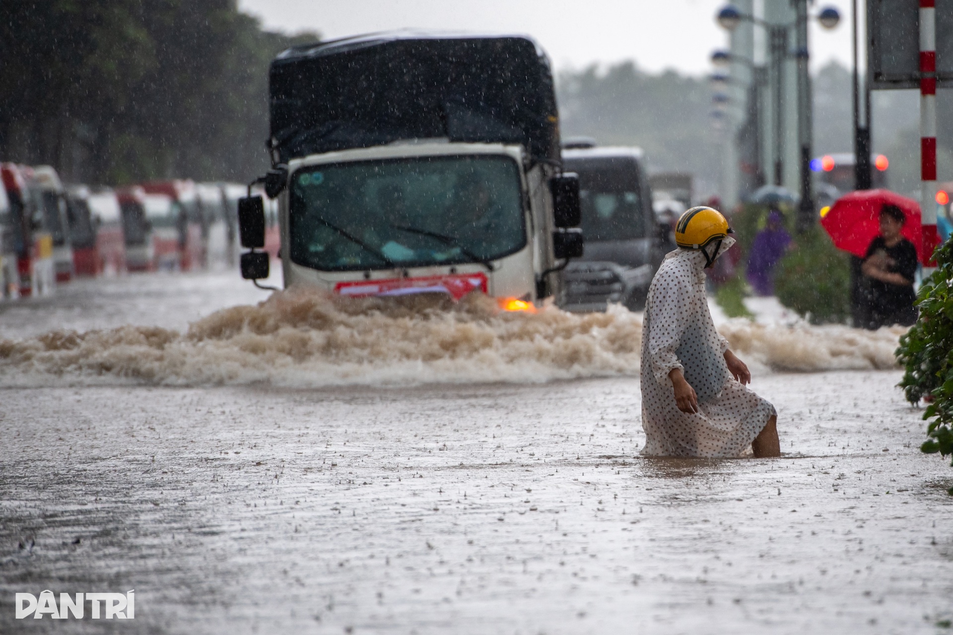 Hà Nội mưa lớn từ sáng sớm, phố phường ngập sâu, xe cộ chết máy hàng loạt - 13 Hà Nội mưa lớn từ sáng sớm, phố phường ngập sâu, xe cộ chết máy hàng loạt - 13