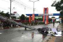 Vụ mưa giông quật đổ cổng chào: 200m dựng 3 cổng chào!