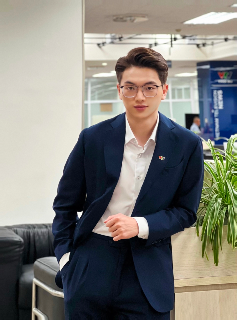 Nam sinh Ngoại giao vào Đảng năm 18 tuổi, tự tin làm MC thời tiết trên VTV - 6 Nam sinh Ngoại giao vào Đảng năm 18 tuổi, tự tin làm MC thời tiết trên VTV - 6