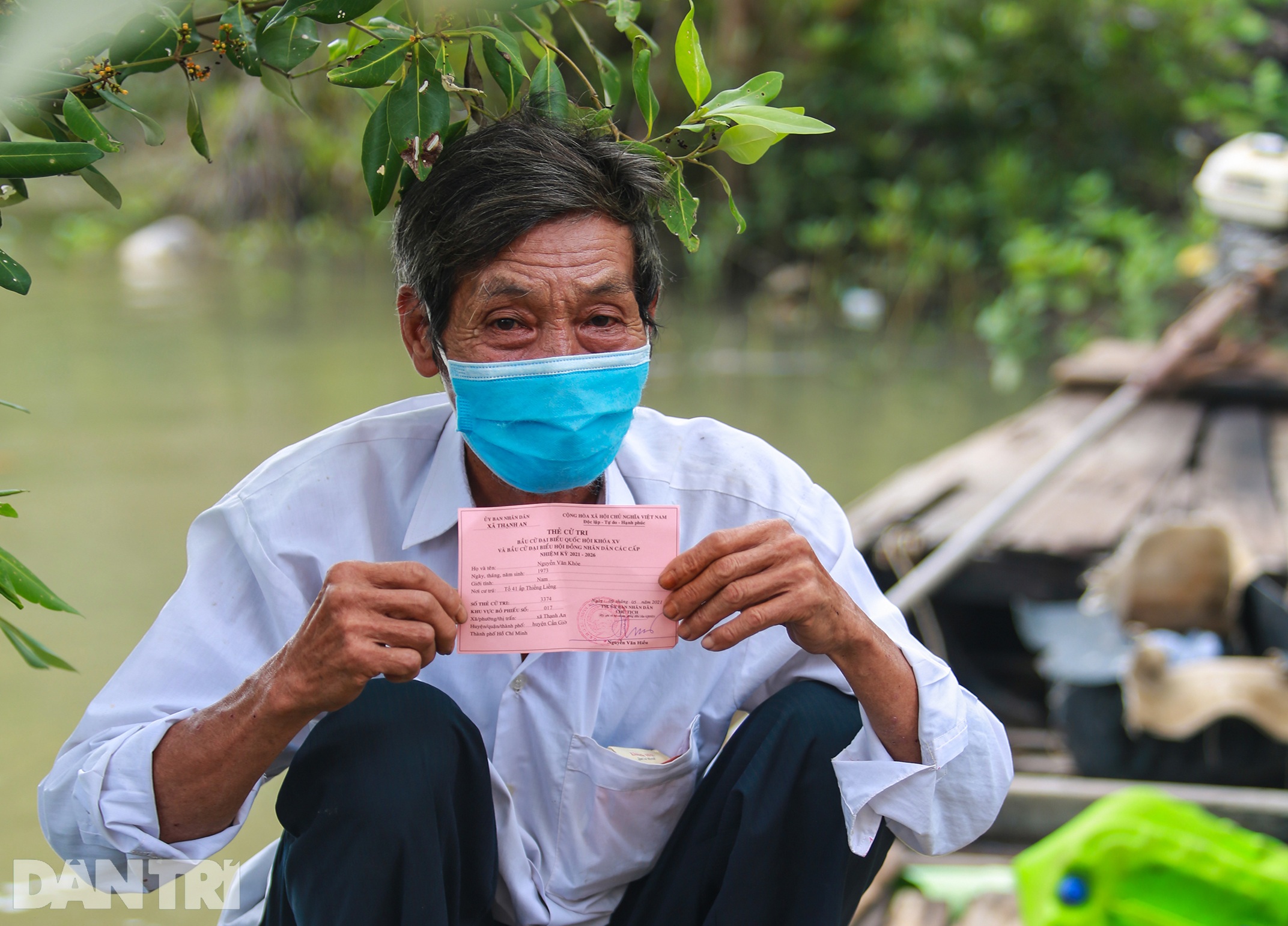 Ông lão chèo ghe hai giờ đồng hồ đi bầu cử ở xã đảo Thạnh An - 12 Ông lão chèo ghe hai giờ đồng hồ đi bầu cử ở xã đảo Thạnh An - 12