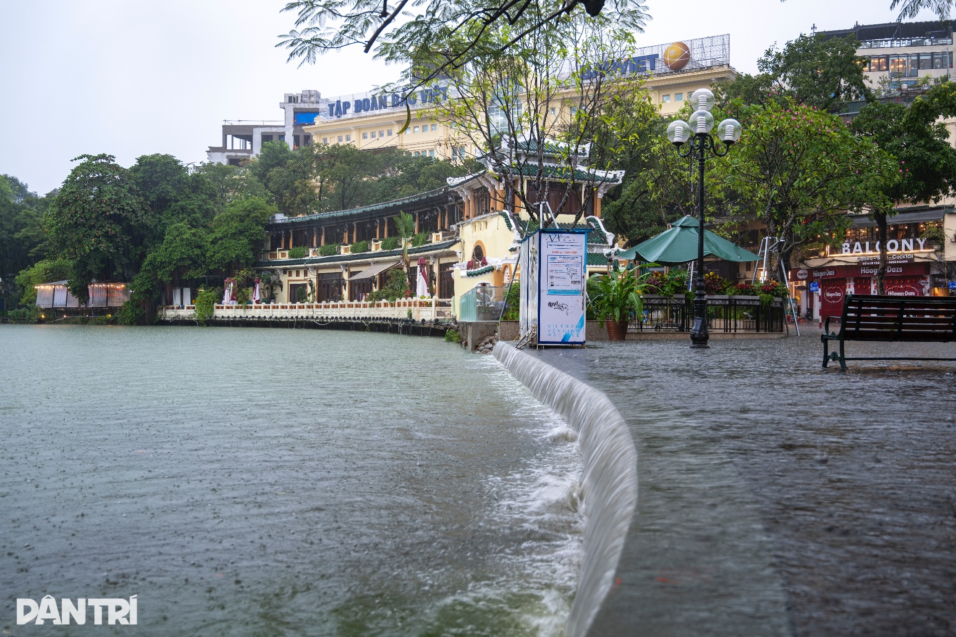 Nhiều tuyến phố cổ Hà Nội ngập sâu chưa từng thấy - 16 Nhiều tuyến phố cổ Hà Nội ngập sâu chưa từng thấy - 16