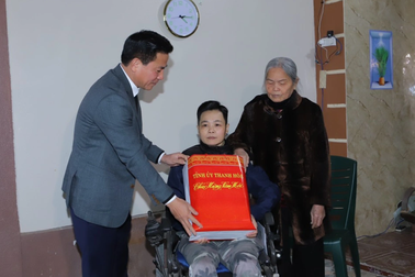 Bí thư Thanh Hóa thăm hỏi, tặng quà cựu nữ đô vật Lê Thị Huệ