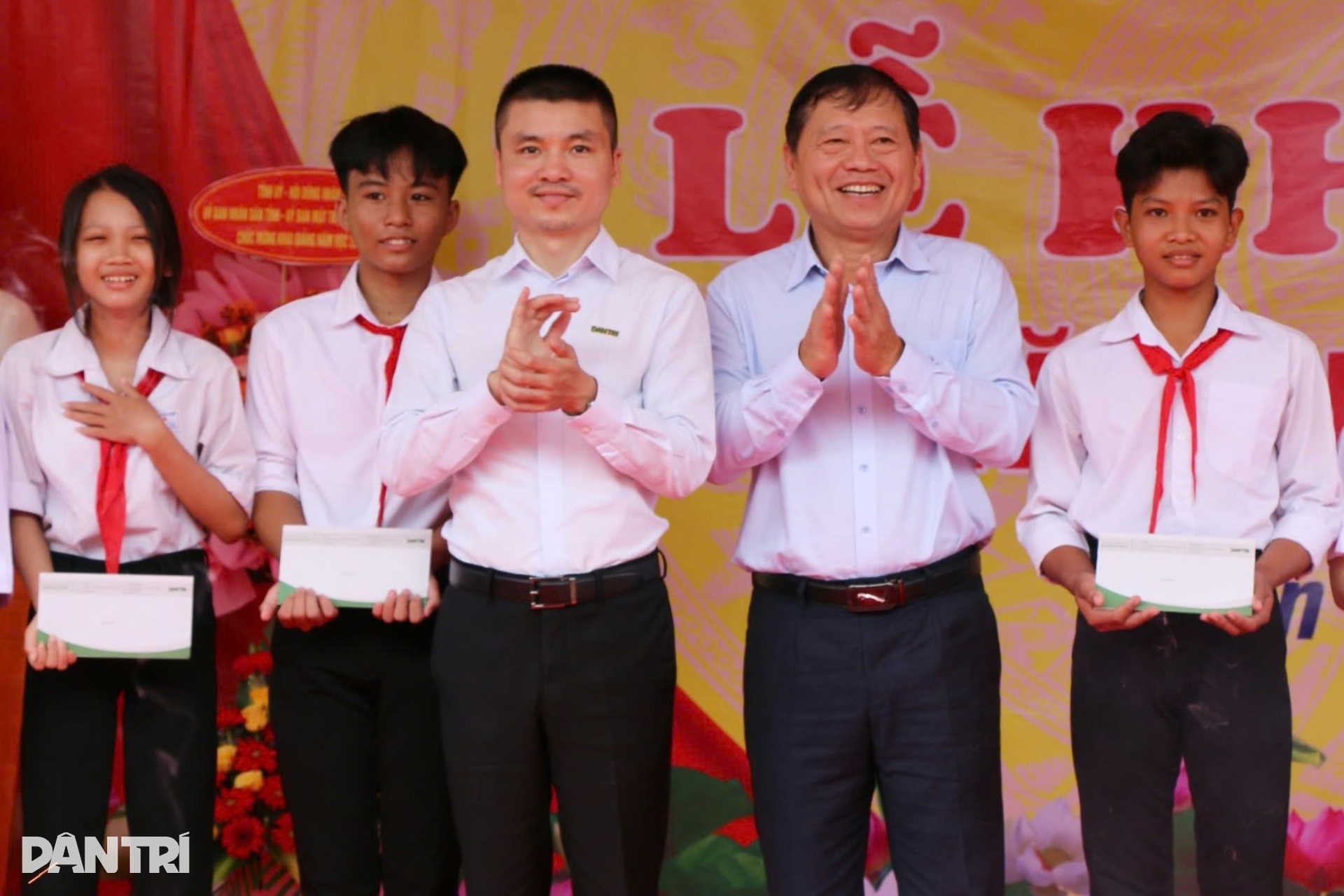 Trao 500 thẻ bảo hiểm y tế đến học sinh vùng biên giới Đồng Tháp - 9 Trao 500 thẻ bảo hiểm y tế đến học sinh vùng biên giới Đồng Tháp - 9