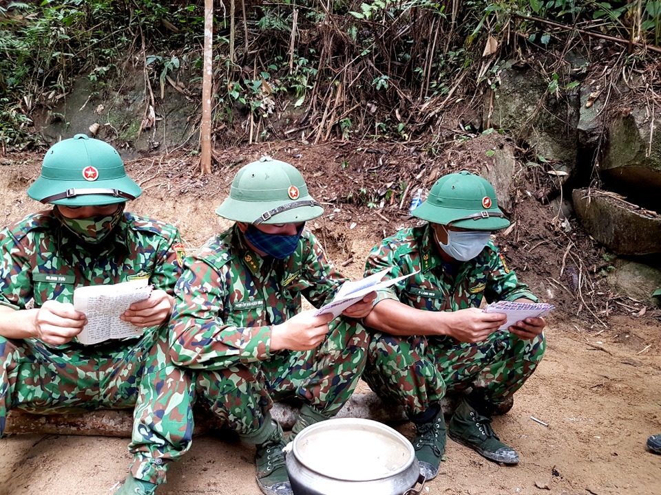 Bộ đội ngủ cùng vắt rừng, ăn cùng ruồi vàng trong thời dịch Covid-19 - 5 Bộ đội ngủ cùng vắt rừng, ăn cùng ruồi vàng trong thời dịch Covid-19 - 5