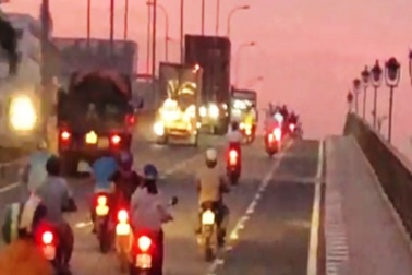 Vì sao người đi xe máy “sợ” làn 2 bánh trên cầu vượt D1-Lê Văn Việt?