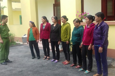 Bắt giữ hàng chục phụ nữ sát phạt trên chiếu bạc