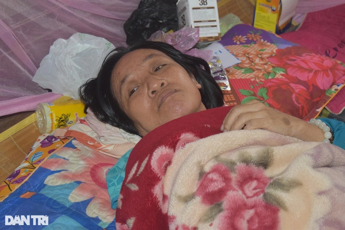 Mẹ tai biến, bố nguy kịch, 3 đứa bé ngơ ngác thành trụ cột gia đình - 2 Mẹ tai biến, bố nguy kịch, 3 đứa bé ngơ ngác thành trụ cột gia đình - 2
