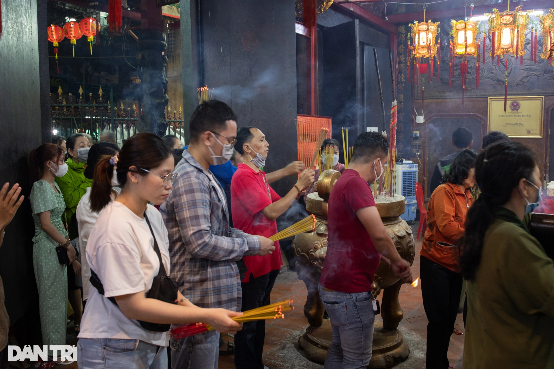 Người dân TPHCM đi chùa rạng sáng mùng 1 Tết để cầu may mắn - 9 Người dân TPHCM đi chùa rạng sáng mùng 1 Tết để cầu may mắn - 9