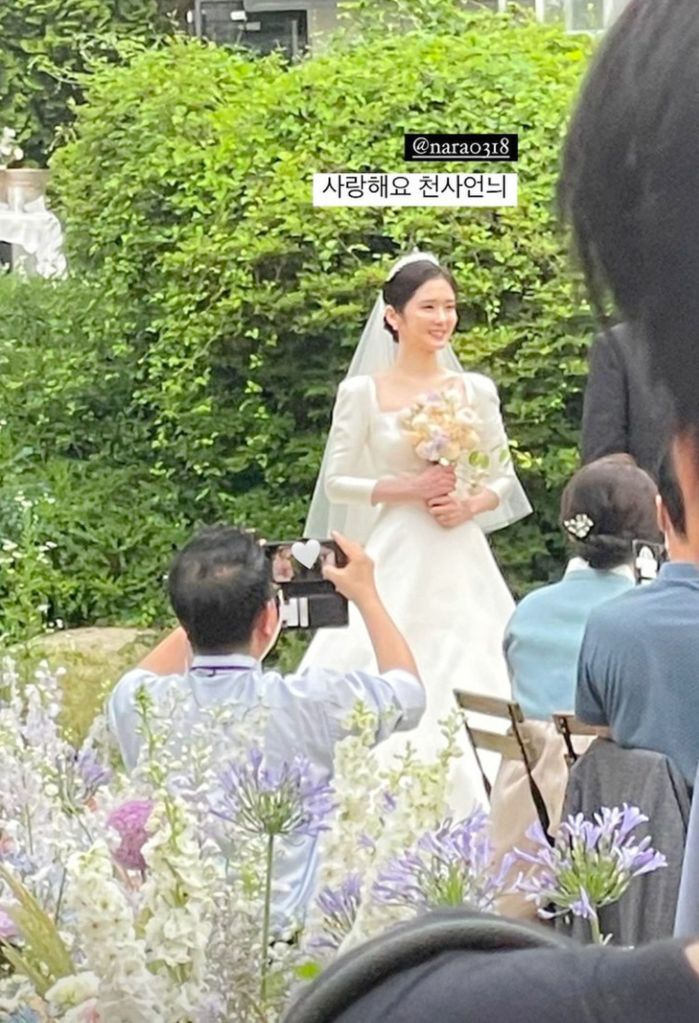 Ảnh cưới hiếm hoi của cô dâu 41 tuổi Jang Nara và chồng trẻ - 2 Ảnh cưới hiếm hoi của cô dâu 41 tuổi Jang Nara và chồng trẻ - 2