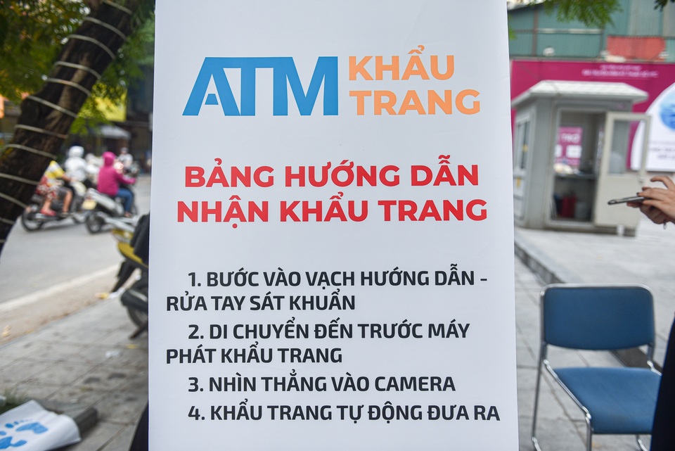 Sau ATM gạo, Hà Nội xuất hiện ATM khẩu trang đầu tiên - 9 Sau ATM gạo, Hà Nội xuất hiện ATM khẩu trang đầu tiên - 9