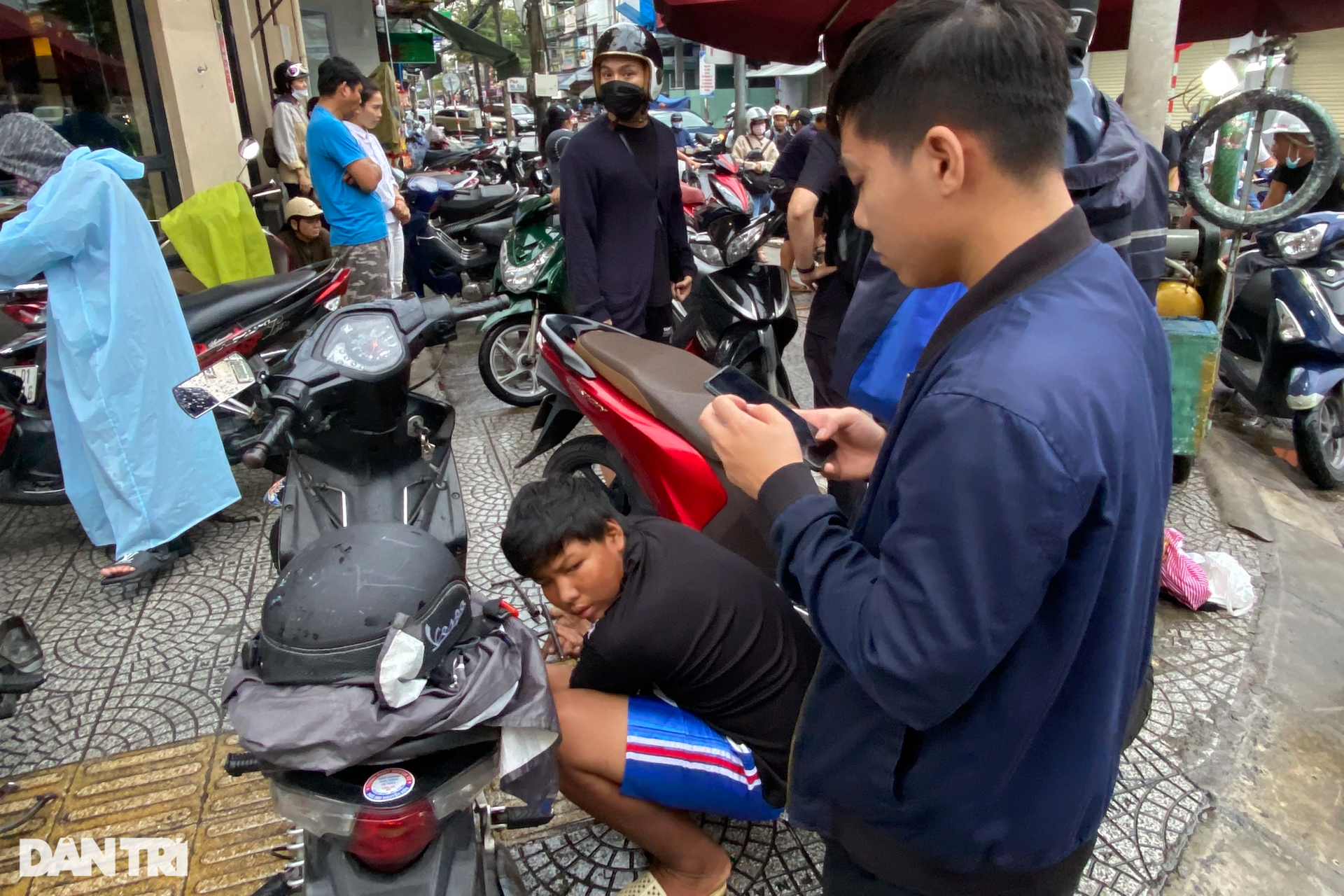 Đường phố Đà Nẵng ngổn ngang hàng trăm ôtô chết máy sau khi nước rút - 10 Đường phố Đà Nẵng ngổn ngang hàng trăm ôtô chết máy sau khi nước rút - 10