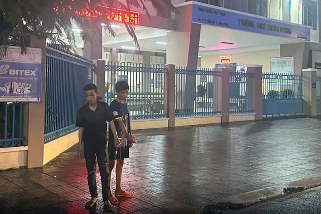 Tìm ra nhóm cướp giật tài sản nhờ tin rao bán iPhone trên mạng - 1 Tìm ra nhóm cướp giật tài sản nhờ tin rao bán iPhone trên mạng - 1