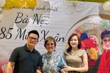 Bằng Kiều và vợ tổ chức mừng thọ mẹ 85 tuổi