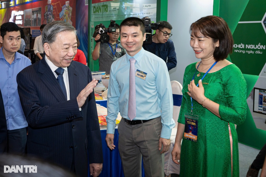 Tổng Bí thư Tô Lâm tham quan gian trưng bày báo Dân trí ở Hội Báo toàn quốc - 4 Tổng Bí thư Tô Lâm tham quan gian trưng bày báo Dân trí ở Hội Báo toàn quốc - 4