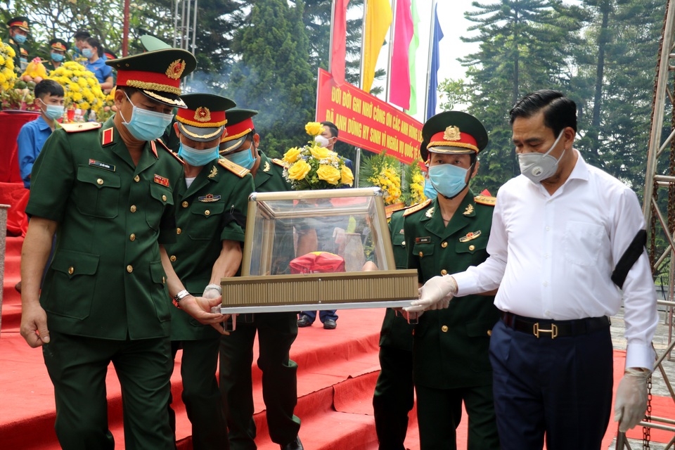 Thiêng liêng giây phút đón các anh về với đất mẹ - 5 Thiêng liêng giây phút đón các anh về với đất mẹ - 5