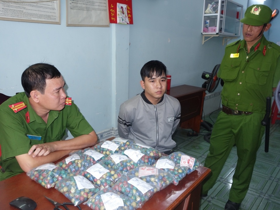 Gần Tết, học sinh cũng tham gia mua bán pháo nổ - 2 Gần Tết, học sinh cũng tham gia mua bán pháo nổ - 2