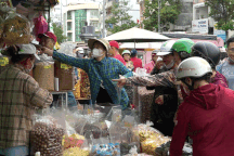 Chợ sỉ bánh mứt lớn nhất TPHCM nhộn nhịp ngày giáp Tết