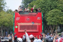 Hàng trăm người hâm mộ hú hét, diễu hành theo xe buýt của dàn "Anh trai"