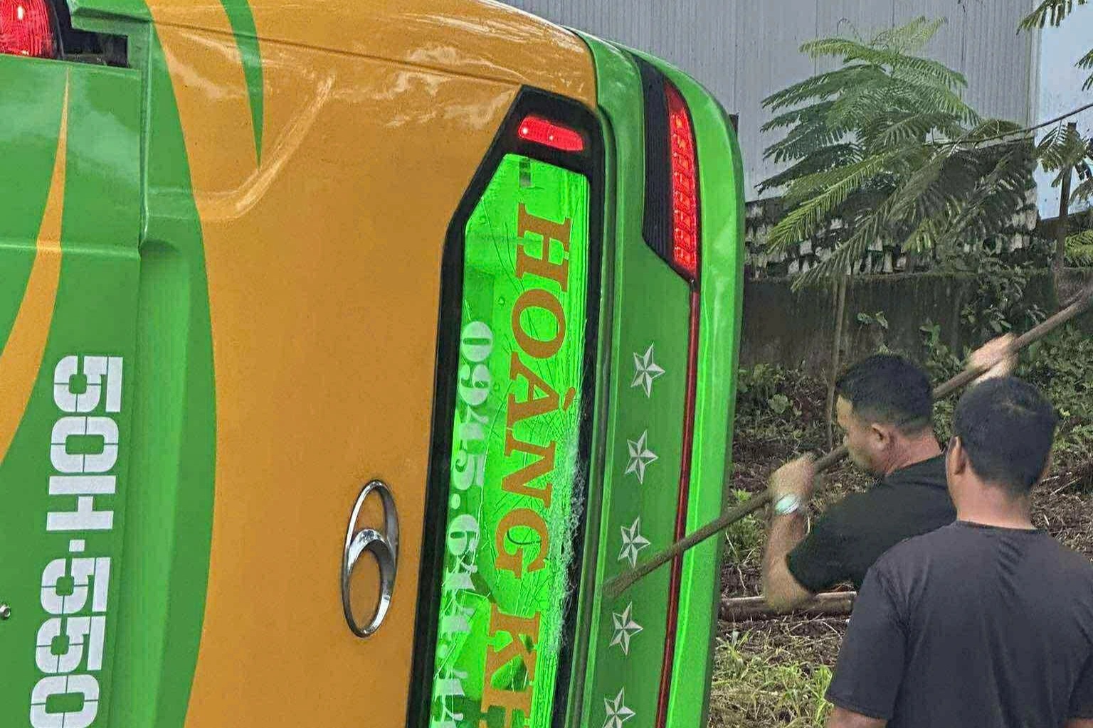 Vụ tai nạn lật xe khách: 2 nạn nhân phải phẫu thuật cắt cụt tay - 2