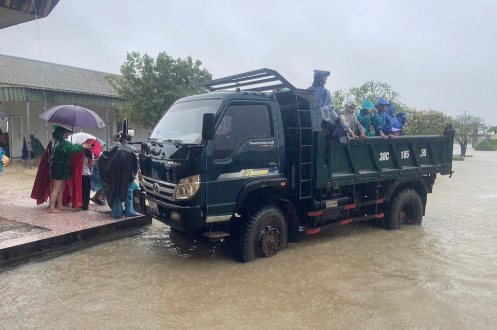 Phụ huynh dùng xe tải, thuyền thúng chở con về nhà giữa mưa lớn - 3 Phụ huynh dùng xe tải, thuyền thúng chở con về nhà giữa mưa lớn - 3